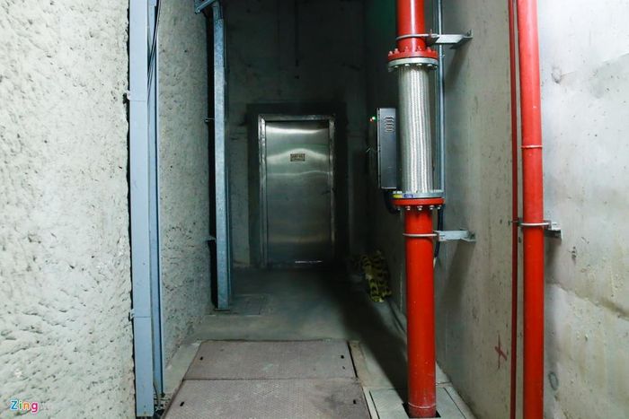 Trong các điều kiện bình thường, hầm thoát hiểm khẩn cấp thông gió qua sự vận hành của một quạt đơn. Với trường hợp không may xảy ra hỏa hoạn, chiếc quạt thứ hai cũng sẽ được vận hành để tăng áp lực không khí trong lối đi và giảm bớt sự xâm nhập của khói. 
