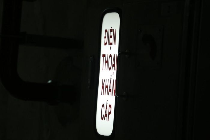 Trong trường hợp đường hầm tắt đèn, biển điện thoại khẩn cấp vẫn sáng. Tổng đài được đặt trong phòng thông tin của tháp thông gió phía Đông. Hệ thống điều khiển tổng đài sẽ là hệ thống điều khiển tích lũy, được mở rộng qua các đường dây chung. Dữ liệu tiếng nói sẽ được truyền đi bằng cách bấm giờ 8 bit PCM. Đường dây trả lời bên ngoài sẽ là dây trực tiếp, phương pháp quay số. Công suất đường dây vào sẽ là 100 đường.