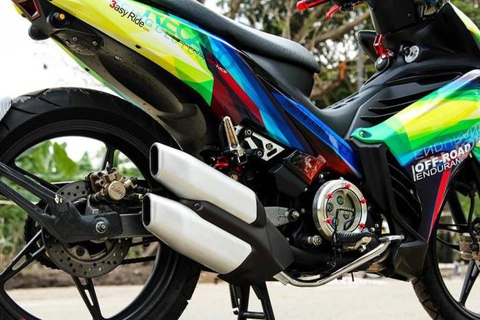 Phần đuôi chế theo phong cách của Exciter 150, ống pô Multistrada 2 nòng, bộ lốc nồi trong suốt, phát sáng trong tối, bánh sau cũng được thay bằng loại bánh lớn hơn để tạo cảm giác chắc chắn. Một số chi tiết độ khác như chóa đèn trước phủ pha lê titan khói, bao tay Barracuda và gương Elisse. 