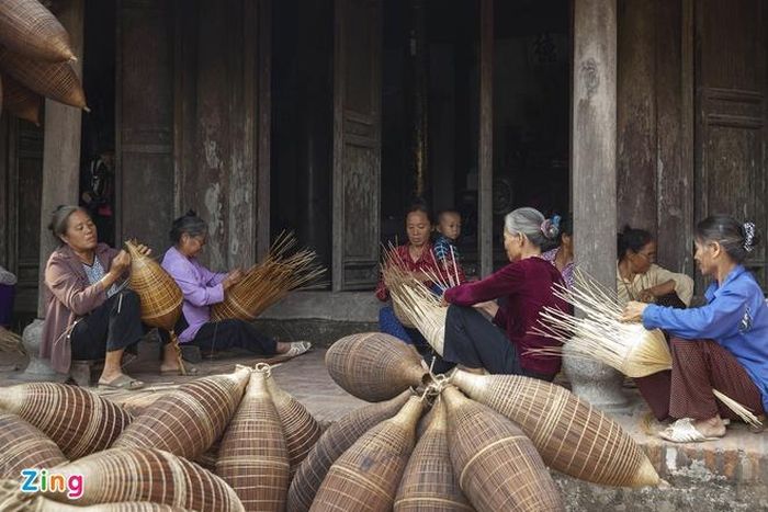  Để có được một chiếc đó, rọ, người làm nghề phải thực hiện rất nhiều công đoạn. Lao động là người có đủ độ tuổi, từ trẻ nhỏ đến người già, đàn ông đàn bà đều thành thạo với nghề. 