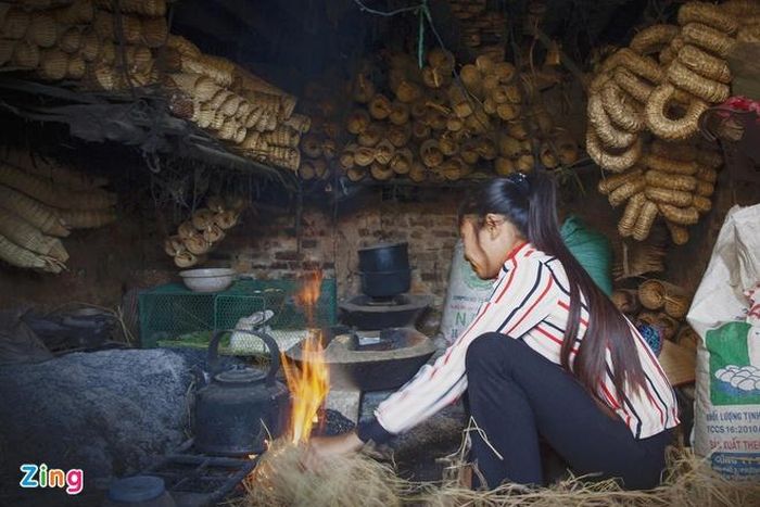 Khi chiếc đó hoàn thành, các nghệ nhân đem gác bếp để cho nhanh khô và chống được mối mọt và cũng bền hơn khi ngâm dưới nước nhiều ngày. Mỗi chiếc được bán giá từ 5.000 đồng đến 10.000 đồng. 