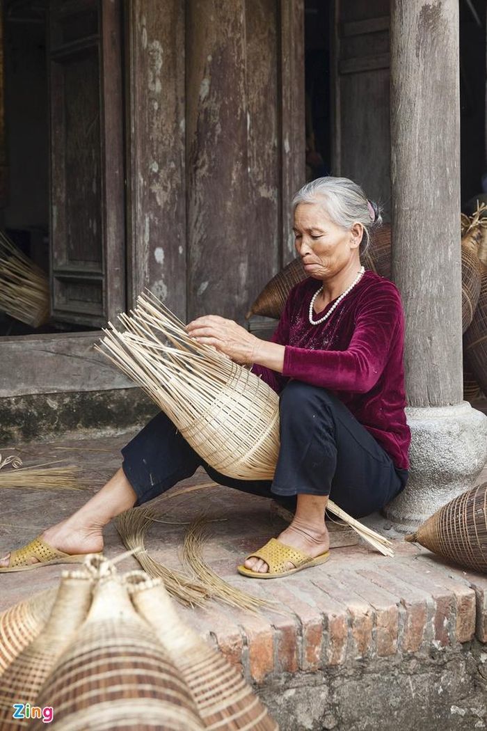  Sau những buổi làm đồng về, người dân nơi đây lại bắt tay vào việc đan đó, đan lờ tôm, cá. Là nghề truyền thống và hoàn toàn bằng thủ công nên để hoàn thiện một sản phẩm đối với người thợ lâu năm gần 10 chiếc/ngày. 