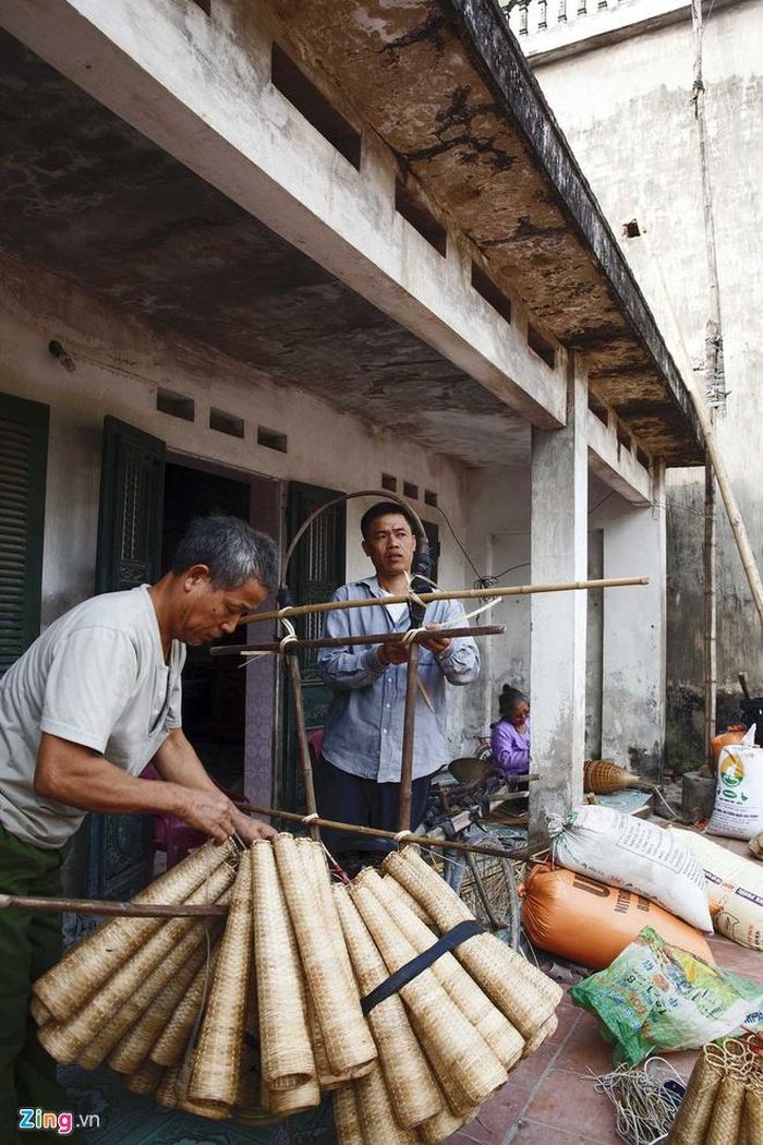  Nguyên liệu chính của đó, rọ, lờ tôm cá là nứa (mua về theo kg), nhập từ vùng núi về. Nứa được pha nhỏ như sợi lạt, kích thước tùy theo loại sản phẩm. 