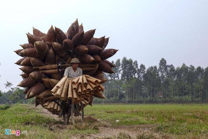 Độc đáo của nghề này còn ở chỗ cách xếp đó trên xe đạp chuyên dụng. Mặc dù đó, lờ được xếp chồng chất rất cao nhưng người điều khiển vẫn không cảm thấy vướng víu khi đi lại. Đó được xếp như một tổ ong khổng lồ, vừa có thể che nắng, che mưa. Sản phẩm được đem đi tiêu thụ ở các vũng trũng trong huyện Tiên Lữ cùng các tỉnh lân cận như Bắc Ninh như Hải Dương, Hải Phòng… để cho người nông dân bắt tôm, cua, cá, lươn… 