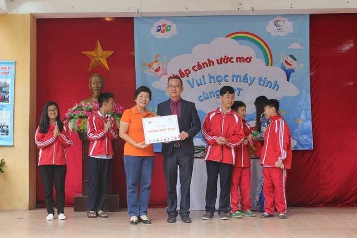 Bà Trương Thanh Thanh, Giám đốc Trách nhiệm xã hội của FPT trao tặng phòng máy tính cho nhà trường.