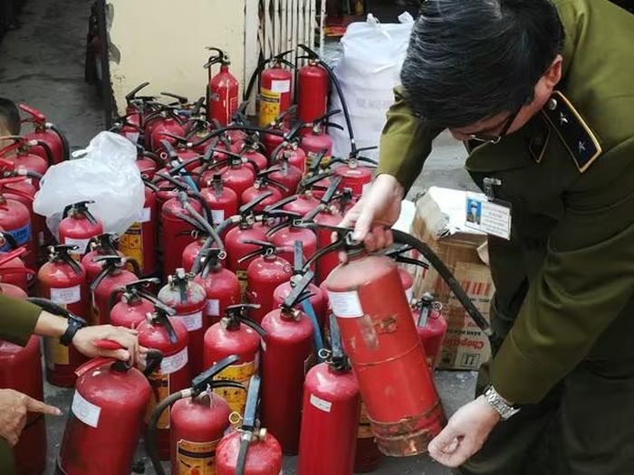 Nhiều bình chữa cháy bong sơn, hoen gỉ