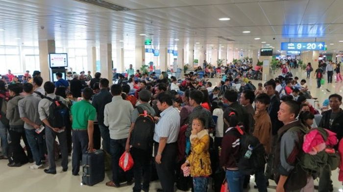  Cảnh sân bay Tân Sơn Nhất đông nghịt khách những ngày cuối năm (ảnh Zing)