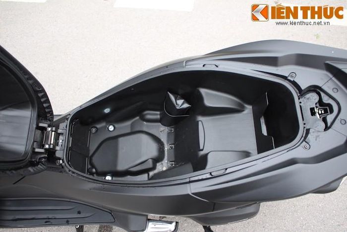 Phát huy ưu điểm của thế hệ trước, PCX vẫn sở hữu khoang hành lý rất rộng với khả năng để 1 mũ bảo hiểm cả hàm ở phần dưới và vẫn còn thừa ra khá nhiều chỗ trống phía trên.