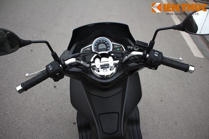 PCX mới vẫn giữ lại ghi-đông trần bóng loáng và khá cao, tạo sự thoải mái khi điều khiển như các thế hệ trước đây.