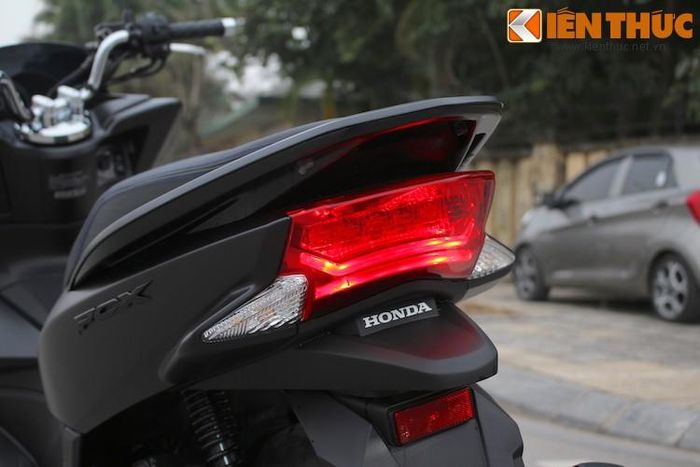 Đuôi xe không thay đổi so với phiên bản cũ, bên cạnh đó cụm đèn hậu cũng được trang bị dạng đèn LED giống như cụm đèn pha trước.