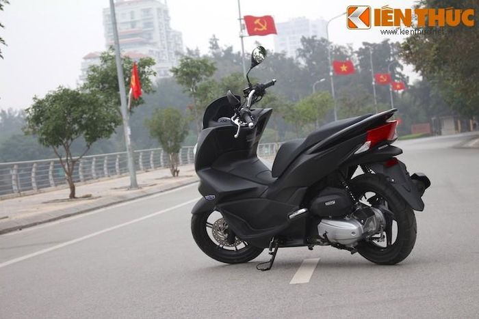 Thế hệ PCX mới nhất này được Honda thiết kế sắc sảo hơn, đem tới vẻ đẹp thể thao và bớt "kềnh càng" hơn cho xe.