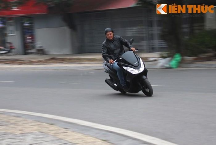 Mặc dù có thân xe khá nặng và chỉ được trang bị động cơ 125 cc nhưng qua trải nghiệm sơ bộ, PCX đem tới độ vọt khá tốt.