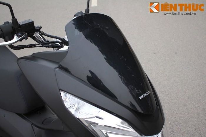 Là một mẫu xe tay ga đường trường cỡ lớn, Honda PCX 125 có phần kính chắn gió tương đối lớn.