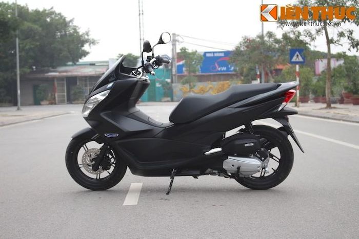 Một trong những điểm mới trên phiên bản đặc biệt PCX 2016 đó là sự xuất hiện của lựa chọn màu đen mờ, khiến cho chiếc xe càng trở nên "ngầu" và nam tính hơn. Tuy nhiên nhược điểm của màu sơn này đó là khá bám bụi.