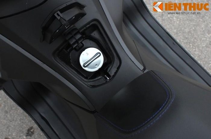 Bên cạnh công tắc của khóa Smart Key là nút bấm để mở yên và nắp bình xăng. Trong đó, nắp bình xăng của xe được đặt ở chính giữa khoang để chân, giúp đổ xăng dễ dàng hơn.