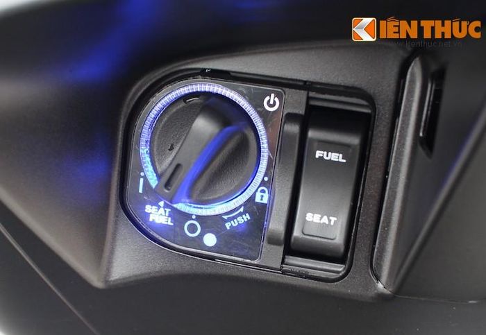 Điểm nhấn nổi bật nhất trên phiên bản PCX 2016 đó là sự xuất hiện của hệ thống khóa thông minh Smart Key mới, đã từng được Honda trang bị đầu tiên trên SH125i/150i.