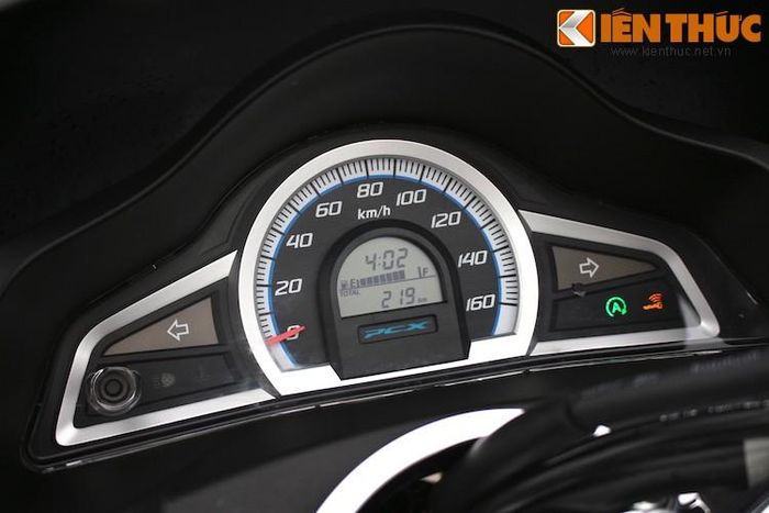 Cụm đồng hồ cũng không có bất kỳ sự thay đổi gì, ngoại trừ đèn báo mất chìa khóa nằm bên góc phải.