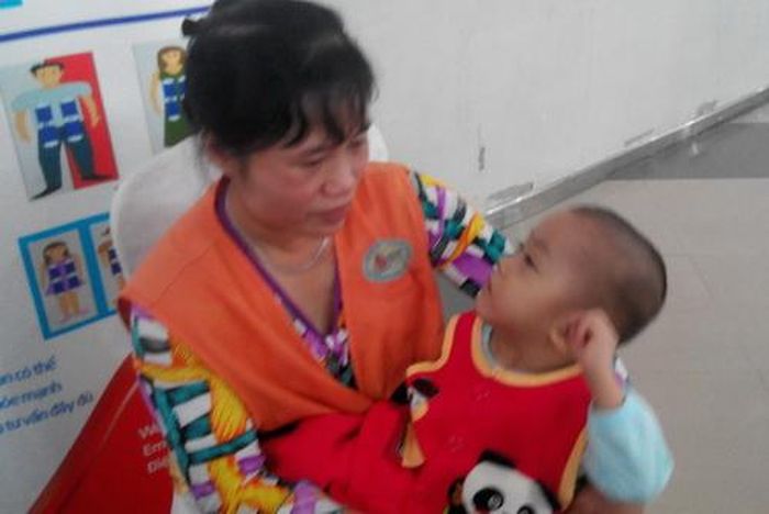  Chị H và con trai 4 tuổi đang điều trị bệnh tan máu bẩm sinh tại Viện Huyết học - Truyền máu Trung ương.