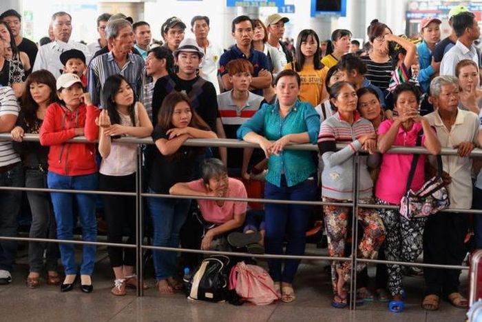  Một cụ bà mệt mỏi vì chờ đợi quá lâu .