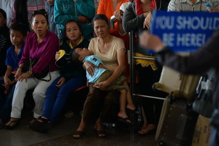 Nhiều em nhỏ ngủ khi chờ đợi.