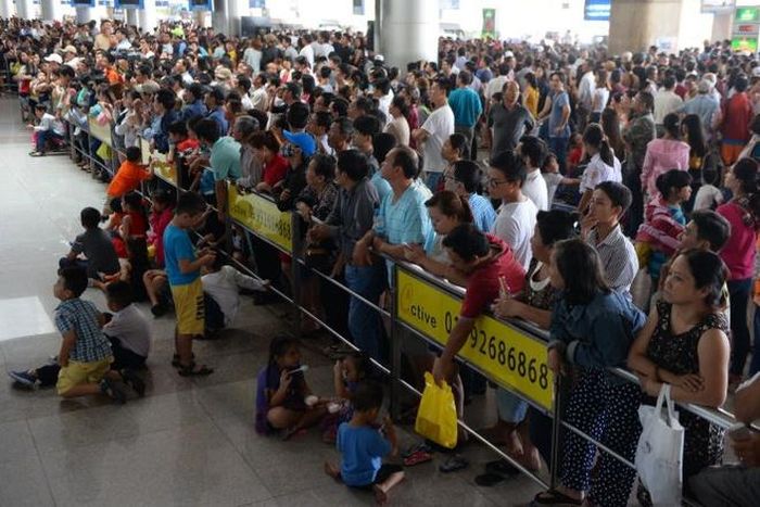 Nhiều người còn mang theo thức ăn, nước uống ngồi bệt xuống nền gạch nhà ga để ăn vì đói do chờ lâu. Nhiều cụ già và trẻ em mệt mỏi nằm ngủ gật tại đây. Đội bảo vệ nhà ga liên tục tuýt còi nhắc nhở vì người dân đứng chờ lấn chiếm hết lối ra của hành khách. 