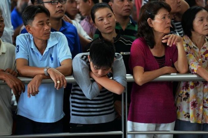 Đứng đợi lâu nhiều người mệt mỏi.