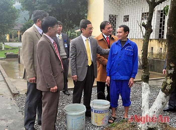 Đồng chí Nguyễn Xuân Sơn trò chuyện với học viên cai nghiện tại Trung tâm giáo dục lao động xã hội 2.