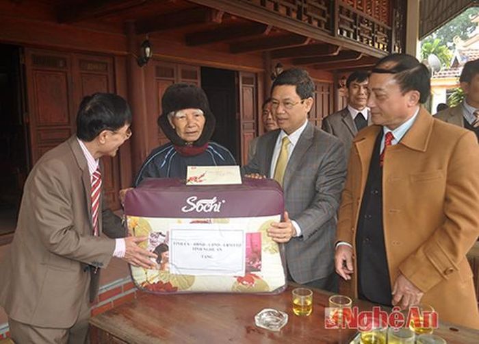 Tặng quà gia đình ông Võ Văn Đạo - cán bộ tiền khởi nghĩa ở xã Nghi Khánh.