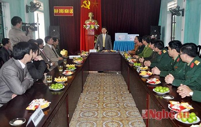 Đồng chí Nguyễn Xuân Sơn nói chuyện với cán bộ, chiến sỹ Ban CHQS huyện Nghi Lộc.
