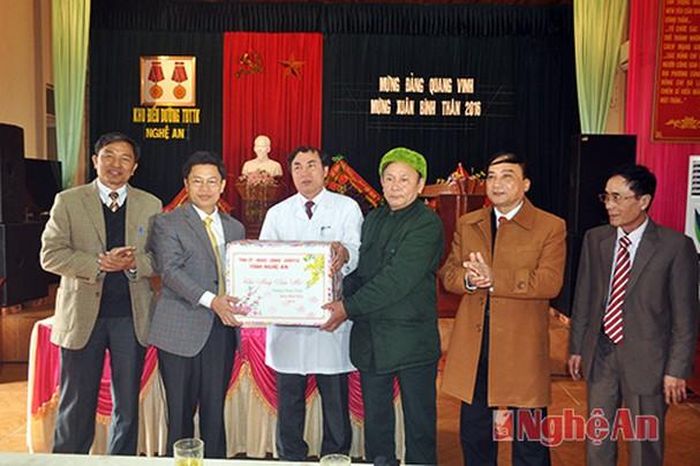 Tặng quà Trung tâm điều dưỡng thương binh nặng (ảnh trên) và Trung tâm điều dưỡng thương binh tâm thần kinh.
