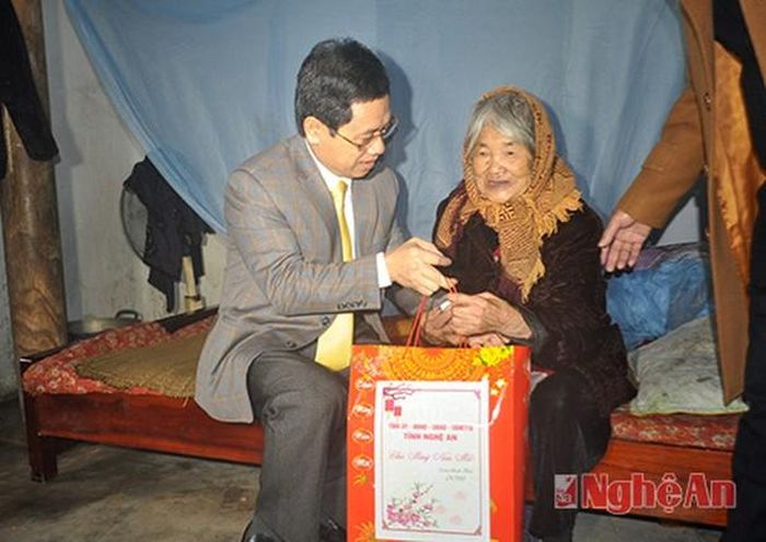 Tặng quà cụ Nguyễn Thị Nguyên - 110 tuổi ở xóm 4 xã Nghi Long.