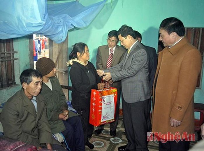 Tặng quà gia đình ông Phạm Khắc Bình, có 3 con tàn tật, thuộc diện hộ nghèo đặc biệt khó khăn ở xóm 5, xã Nghi Thuận.