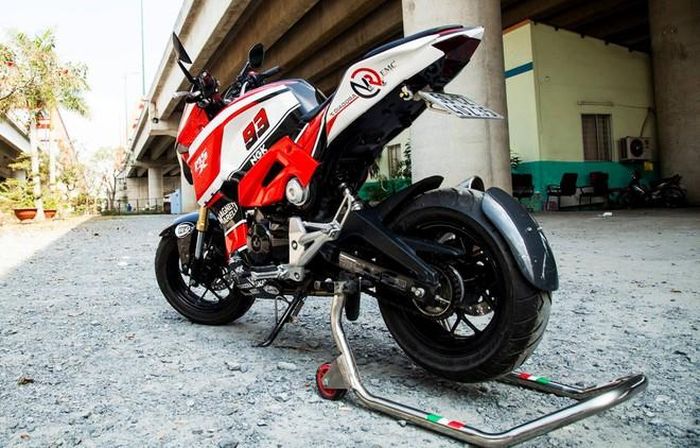 Đồ chơi trên xe có pat biển số Z800, pô Leovince, bao tay rizoma, gương chiếu hậu Rizoma, xi-nhan Multy. Thời gian hoàn thiện dàn áo và đồ chơi gần 2 tuần.