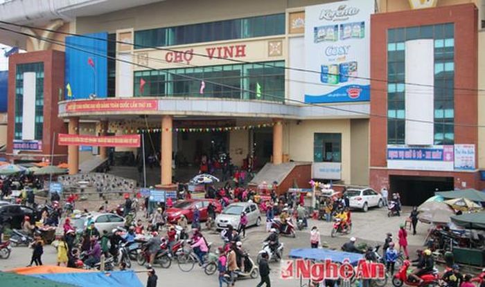 Người dân đến mua sắm tết ở Chợ Vinh.