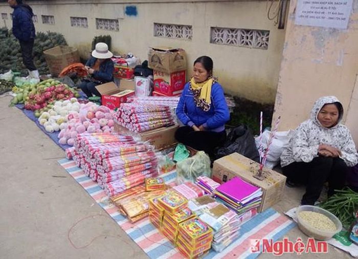 Hàng tết ở chợ quê.