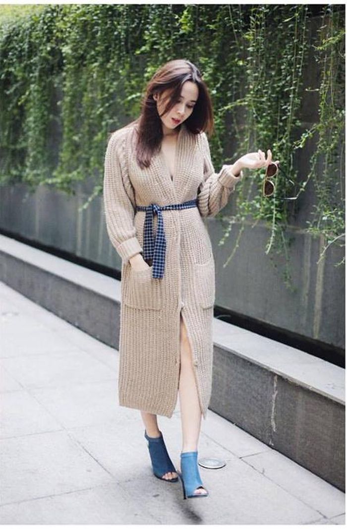 Trong khi đó, Lưu Hương Giang trẻ trung với phong cách mùa lạnh. Trong ảnh, nữ ca sĩ diện áo khoác dài chất len, phối ăn ý cùng giày denim, thắt lưng vải. 