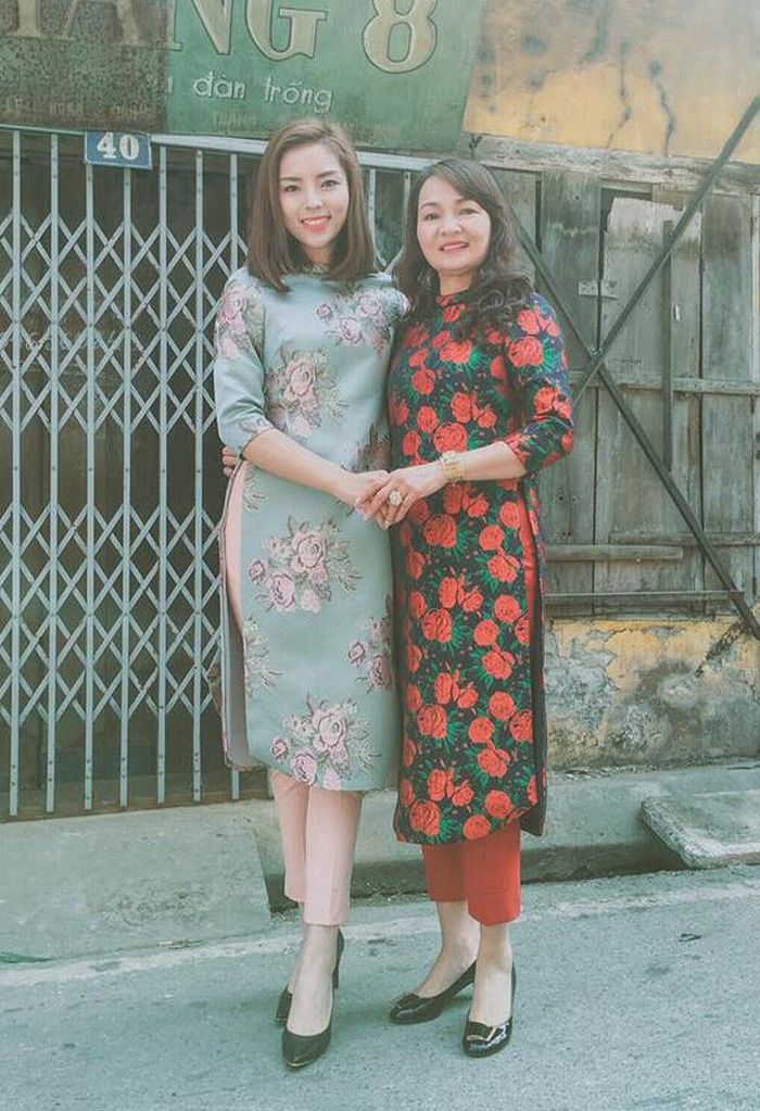 Tại Nam Định, Kỳ Duyên và mẹ cùng diện áo dài đi chúc Tết vào mồng 1. Tấm ảnh chụp hai mẹ con trong thiết kế truyền thống cách tân được nhiều người hâm mộ yêu thích. 