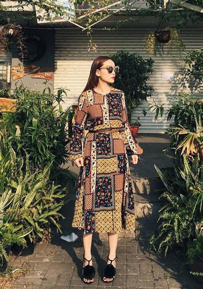 Tết Nguyên đán, Yến Trang lăng-xê mốt trang phục hơi hướng đồng quê với tông màu trầm và họa tiết hoa cỏ. Váy dài phù hợp vóc dáng nhỏ bé của nữ ca sĩ. 