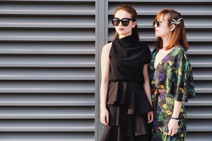 Yến Trang nữ tính với váy tông đen, xếp tầng sành điệu, trong khi đó Yến Nhi bắt mắt với họa tiết hoa xuân. 