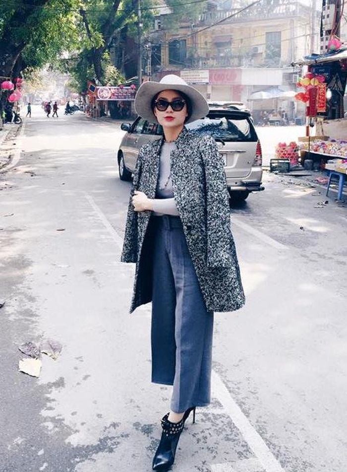 Diễm Trang đón Tết Nguyên đán cùng gia đình chồng ở Hà Nội. Đây cũng là cái Tết xa nhà đầu tiên của người đẹp. Trên trang cá nhân, á hậu khoe phong cách sành điệu với quần suông, áo thun, măng-tô dạ khoác hờ. 