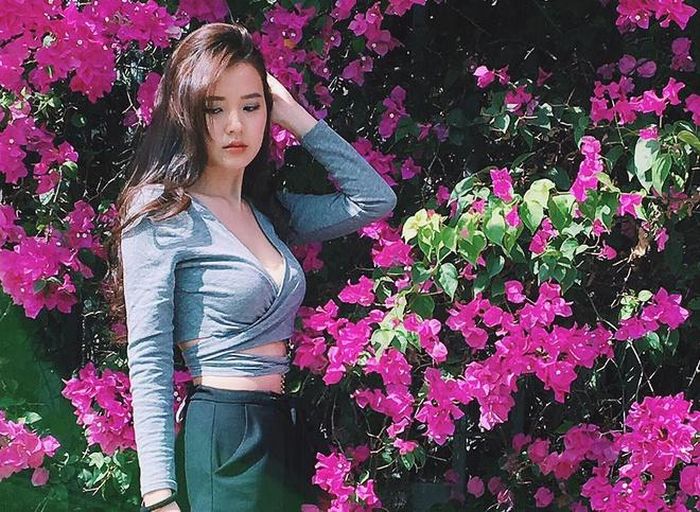 Midu nổi bật giữa nắng xuân với trang phục hiện đại, gợi cảm, tự tin chụp ảnh sau Tết Nguyên đán.
