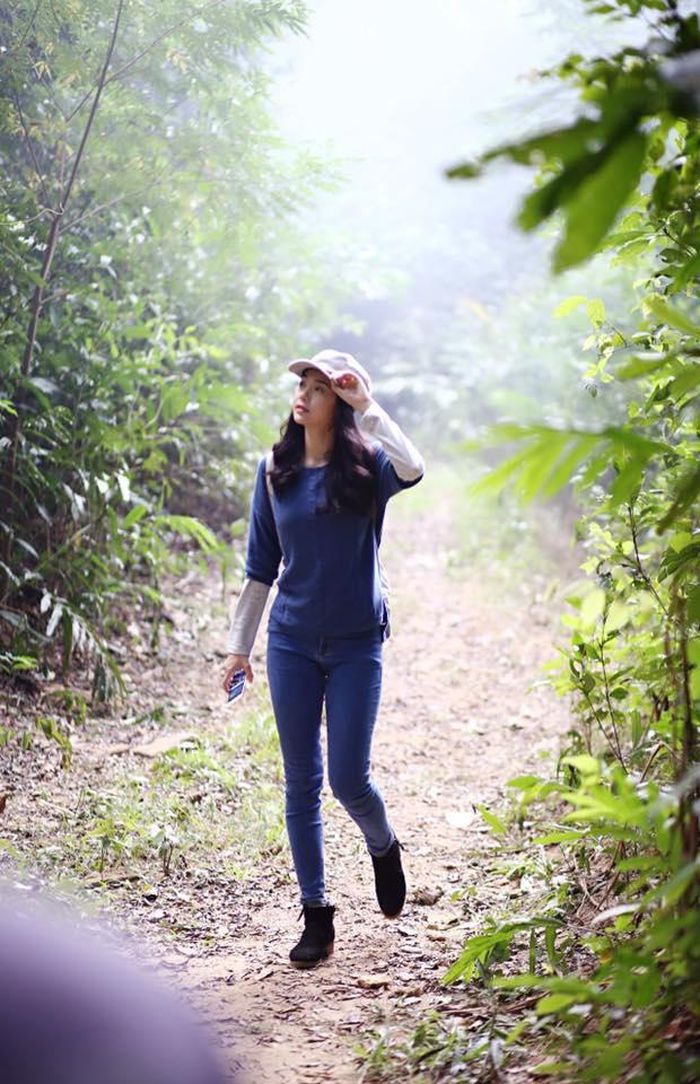 Với kiểu dáng quần skinny, Minh Hằng khoe vóc dáng cùng đôi chân mảnh mai rất thu hút.