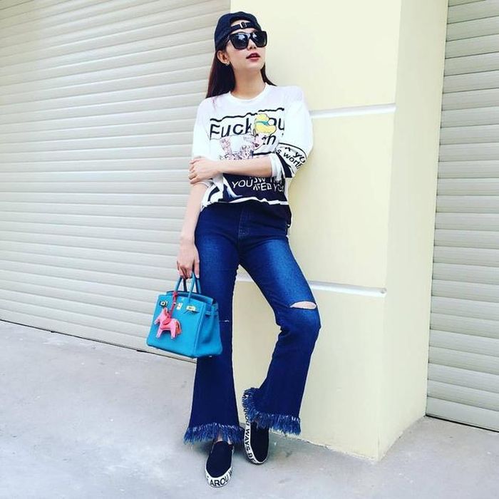 Mẫu quần jeans rách được cập nhật mới nhất trong tủ đồ của Minh Hằng với phần gấu xé rất phù hợp phong cách trẻ trung.