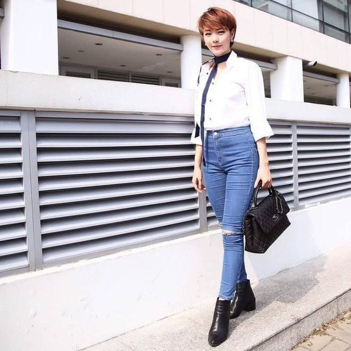 Minh Hằng được khen ngợi với kiểu quần skinnys mix kèm sơ mi trắng khỏe khoắn.