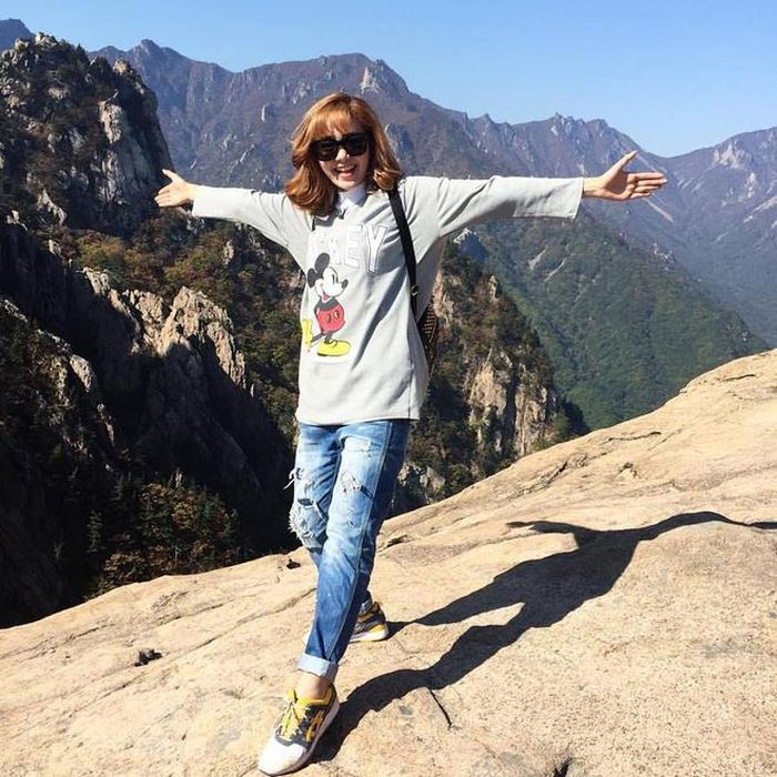 Thời trang du lịch của cô ca sĩ trẻ trung cùng áo Mickey và quần boyfriend rách.
