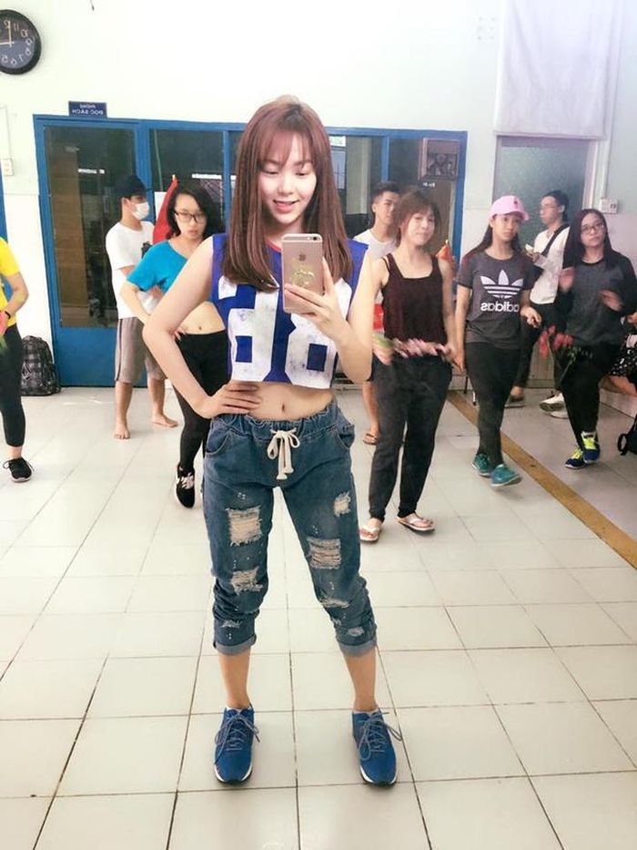 Hình ảnh Minh Hằng năng động như nữ sinh cùng mốt quần jeans đậm chất hip hop.