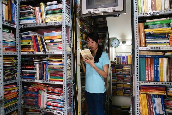 Ông Cần cho biết, bạn đọc đến với tiệm sách ở mọi lứa tuổi khác nhau, trong đó nhiều nhất là các bạn trẻ, học sinh, sinh viên. Trong hình là Tường Vân (sinh năm 1994), qua bạn bè giới thiệu, bạn đã đến tiệm sách vào ngày cuối tuần.