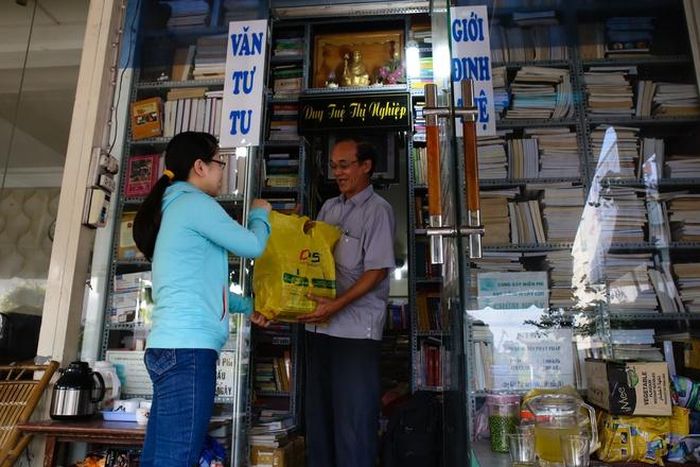Cảm kích trước tấm lòng của ông Cần, nhiều người đã mang sách tới tặng như muốn góp phần cùng ông làm việc ý nghĩa. Trong hình là chị Lan Phương (Bình Thạnh) có con thường xuyên đến tiệm sách đọc nên chị mang sách tặng tiệm.