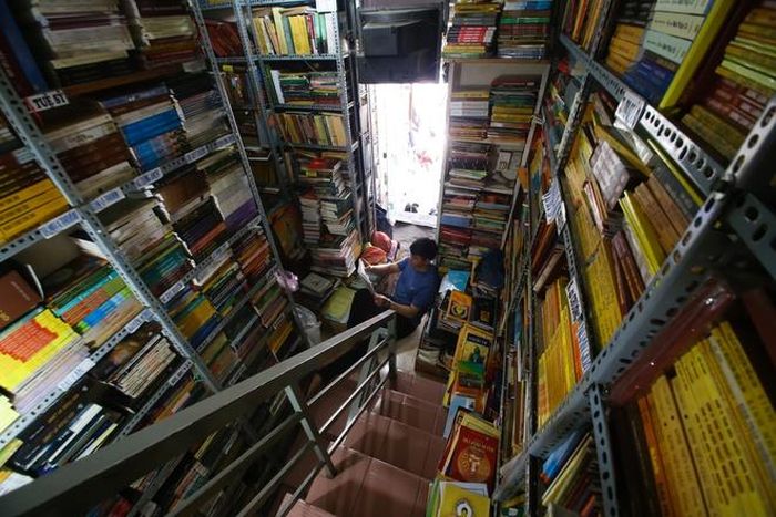 Đến đây, độc giả không chỉ mua sách với giá gốc mà có thể mượn sách, đọc sách tại chỗ. Ông chủ tiệm sách cũng thoải mái, không đặt nặng chuyện khách mượn sách quên không mang trả nên suốt thời gian qua, ông cho mượn sách mà không yêu cầu khách đặt tiền cọc.