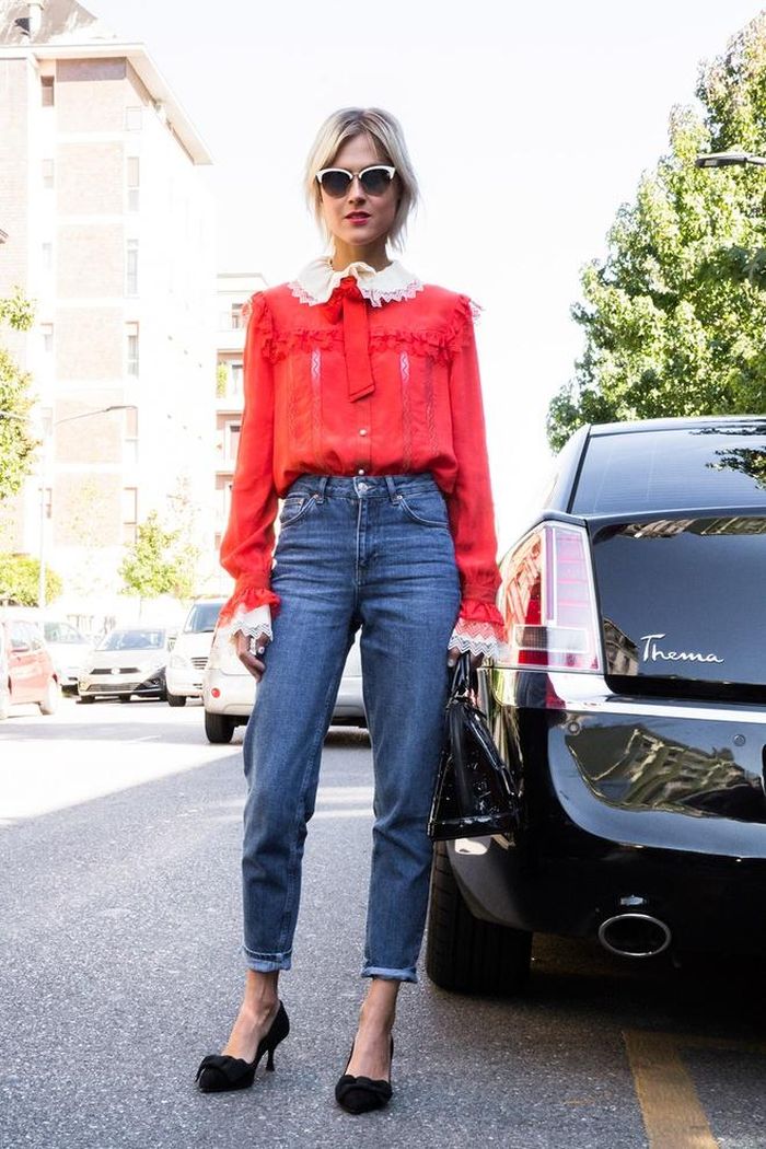  Một biến thể nữ tính khác của quần jeans cạp cao khi kết hợp áo sơ mi đăng-ten cầu kỳ. 